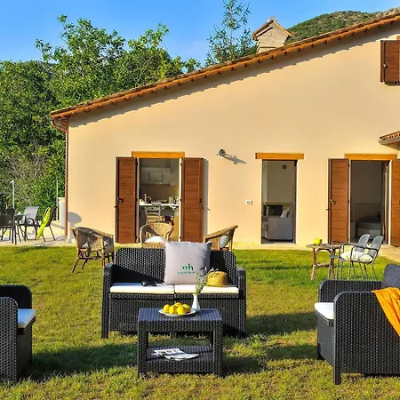 Feriehus Acquanera Marcheholiday, Mit Privatem Pool Piobbico